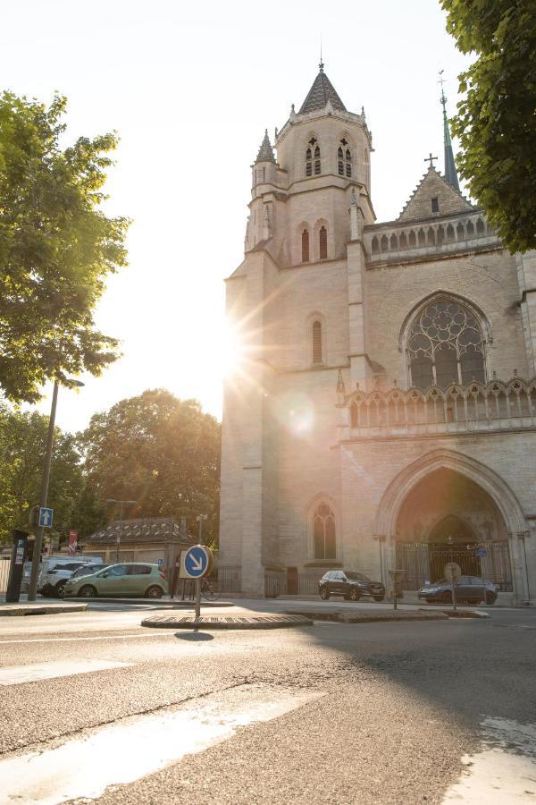 Suite Romanee 6 Personnes Vue Cathedrale 2 Places De Parking Dijon Exterior foto